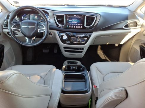 Used 2018 Chrysler Pacifica Touring-L image 8