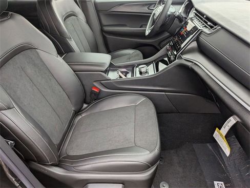 New 2025 Jeep Grand Cherokee Altitude image 31