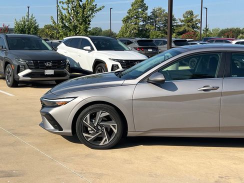 Used 2025 Hyundai Elantra SEL FWD image 7