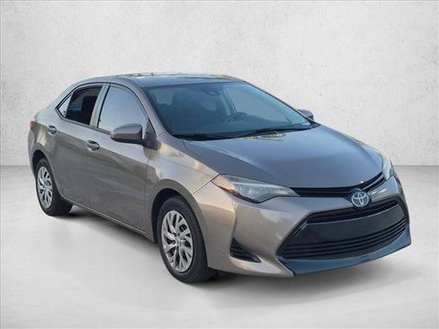 Used 2018 Toyota Corolla LE FWD image 3