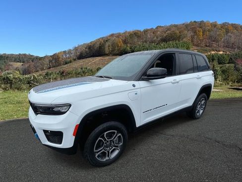 Used 2023 Jeep Grand Cherokee Trailhawk image 3