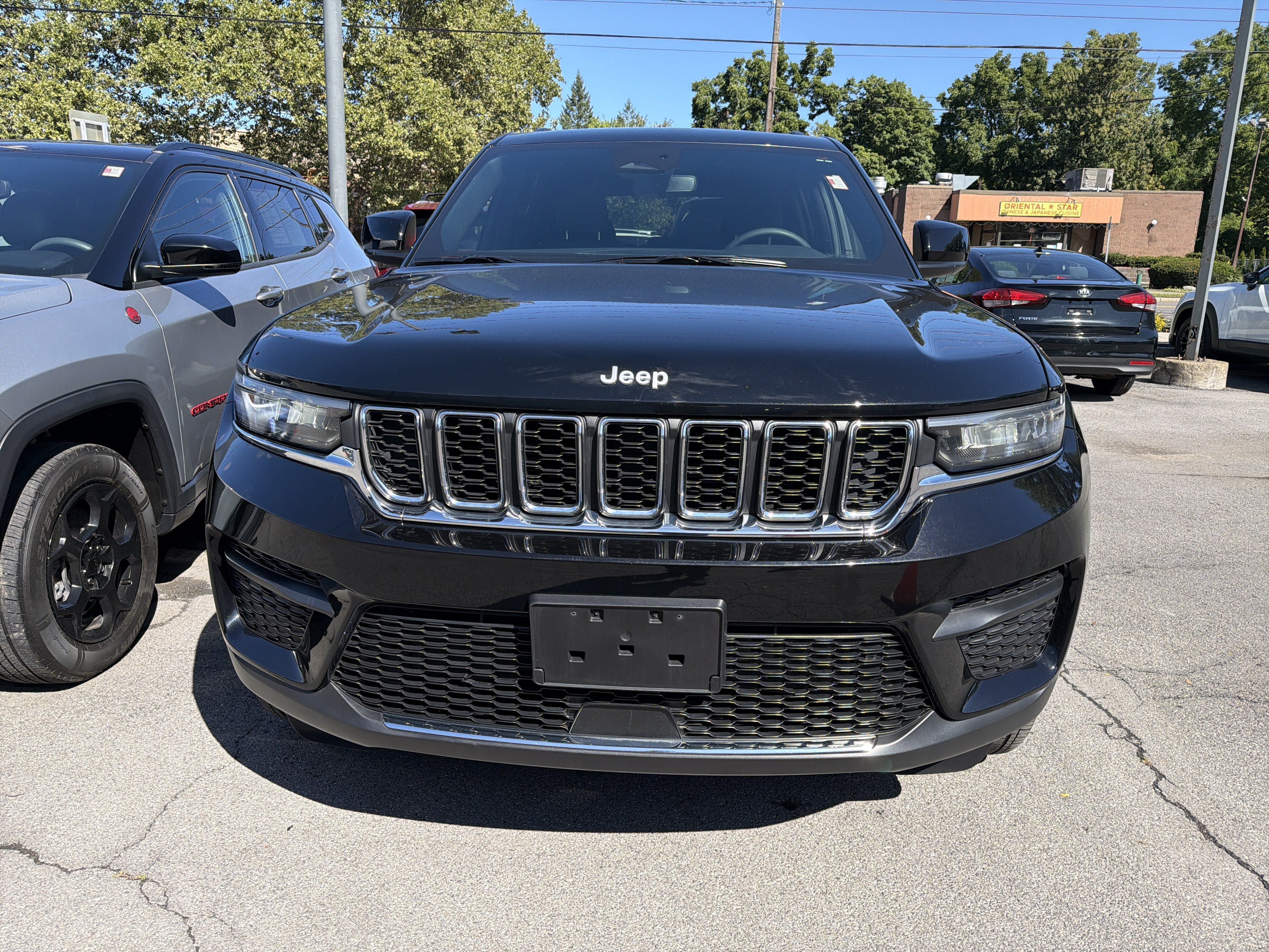Used 2024 Jeep Grand Cherokee Laredo X w/ Luxury Tech Group I AWD/4WD image 3