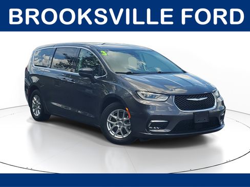 Used 2023 Chrysler Pacifica Touring-L FWD image 1