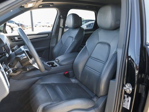 Certified 2023 Porsche Cayenne Platinum Edition image 5