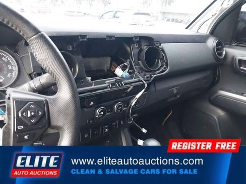 Used 2018 Toyota Tacoma TRD Sport w/ Technology Package image 36