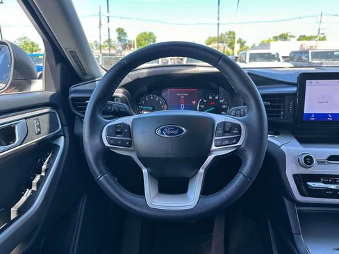 Used 2023 Ford Explorer XLT AWD/4WD image 13