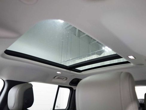 Used 2020 Land Rover Defender 110 SE image 19