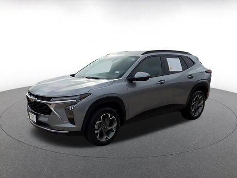Used 2025 Chevrolet Trax LT image 8