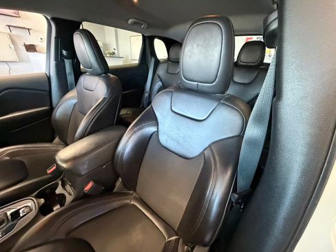 Used 2019 Jeep Cherokee Latitude Plus FWD image 21