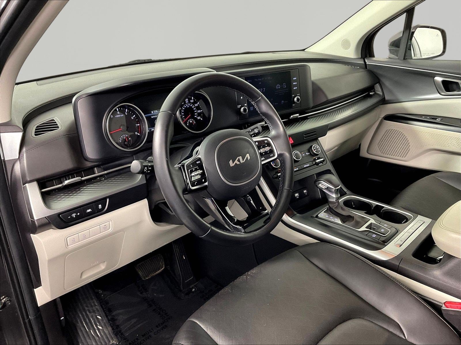 Used 2023 Kia Carnival LX FWD image 16