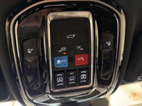 Used 2022 Jeep Grand Cherokee Overland AWD/4WD image 13