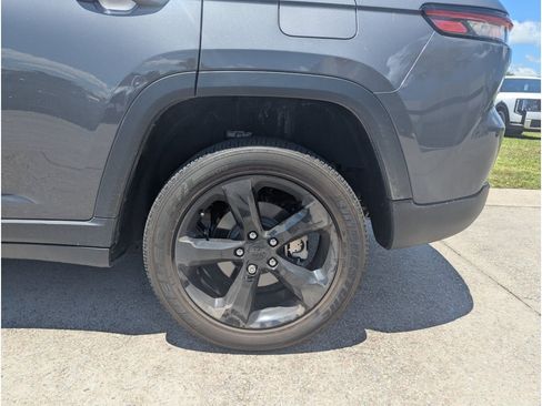 Used 2024 Jeep Grand Cherokee Altitude RWD image 10