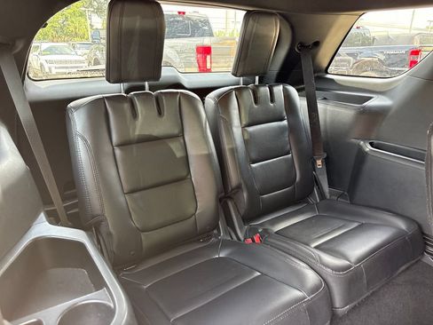 Used 2018 Ford Explorer XLT w/ Equipment Group 202A FWD image 32