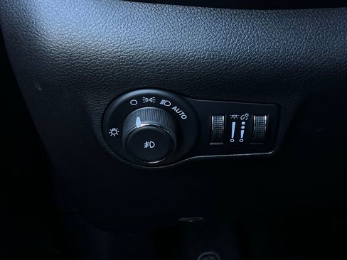 Used 2025 Jeep Compass Limited image 22