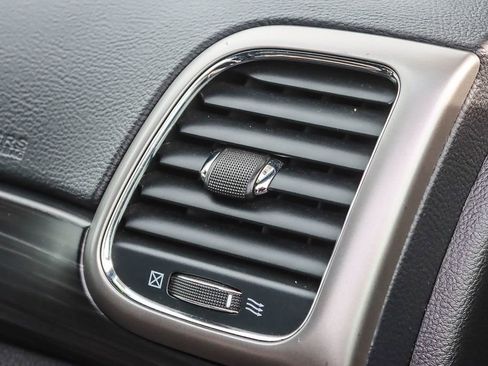 Used 2022 Jeep Grand Cherokee Laredo X image 37