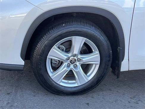 Used 2020 Toyota Highlander LE image 30