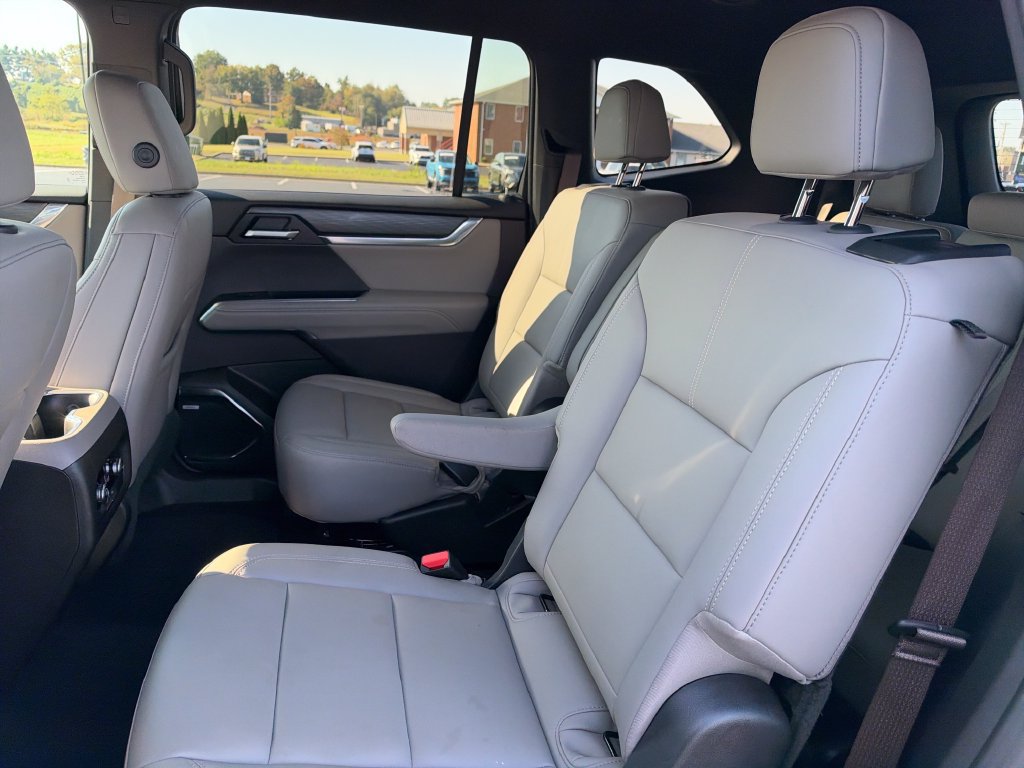 Used 2026 GMC Acadia Elevation w/ Elevation Premium Package FWD image 14