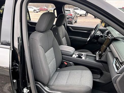 Used 2025 GMC Acadia Elevation image 30