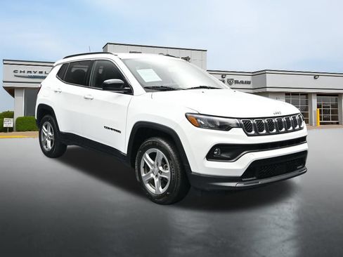 Used 2024 Jeep Compass Latitude AWD/4WD image 7
