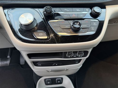 Used 2021 Chrysler Pacifica Touring w/ Uconnect Theater Family Group image 21