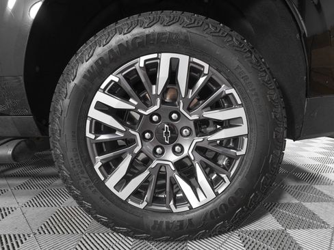 Used 2025 Chevrolet Suburban Z71 w/ Z71 Off-Road Package AWD/4WD image 34