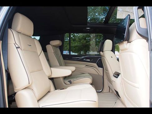 Used 2021 Cadillac Escalade ESV Premium Luxury w/ LPO, Illumination Package image 15