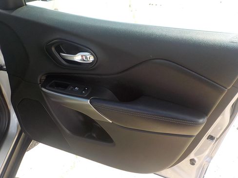 Used 2020 Jeep Cherokee Limited image 14