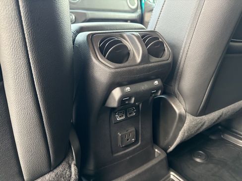 Used 2020 Jeep Wrangler Unlimited Sahara image 12