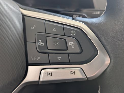 Used 2024 Volkswagen Atlas Cross Sport SE FWD image 32