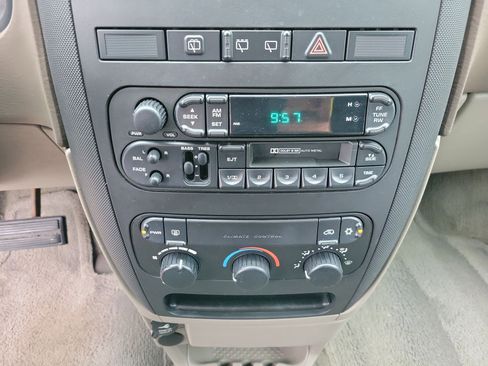 Used 2002 Dodge Caravan SE image 10