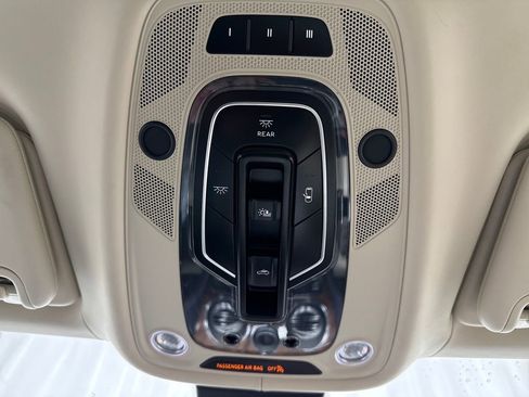 Used 2017 Bentley Bentayga image 42