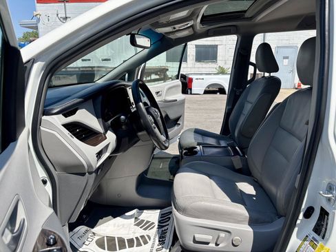 Used 2017 Toyota Sienna XLE w/ XLE Navigation Package FWD image 2