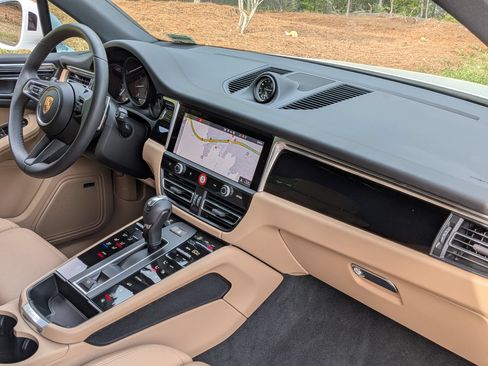 Certified 2025 Porsche Macan AWD/4WD image 27