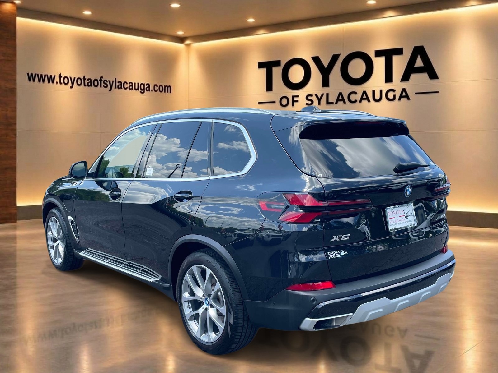Used 2025 BMW X5 xDrive50e AWD/4WD image 4