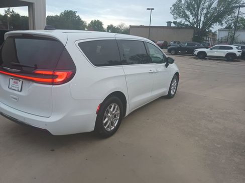 Used 2025 Chrysler Pacifica Select image 9
