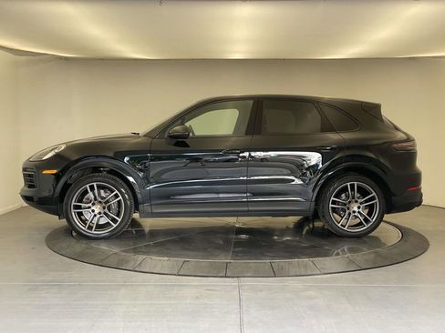 Used 2023 Porsche Cayenne Platinum Edition image 2
