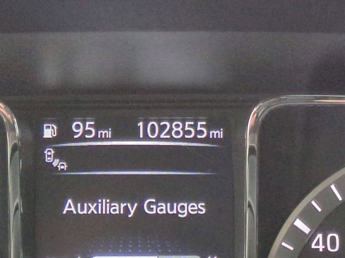 Used 2018 Nissan Titan SV w/ SV Convenience Package image 12