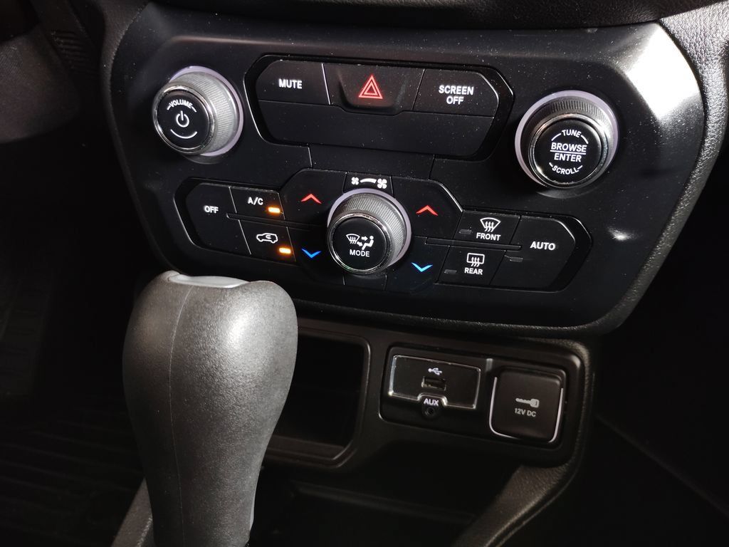 Used 2020 Jeep Renegade Altitude w/ UConnect 8.4 Nav Group FWD image 31