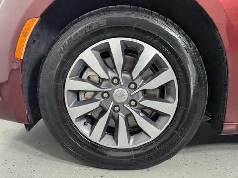 Used 2020 Chrysler Pacifica Touring-L Plus w/ Tire & Wheel Group FWD image 11