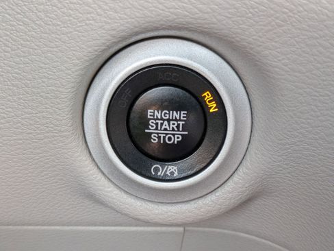 Used 2017 Chrysler Pacifica Touring-L w/ Tire & Wheel Group image 21