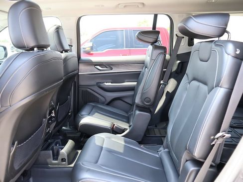 Used 2023 Jeep Grand Cherokee L Limited AWD/4WD image 18