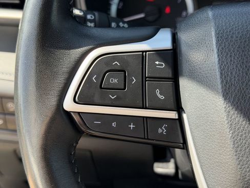 Used 2024 Toyota Highlander LE FWD image 24