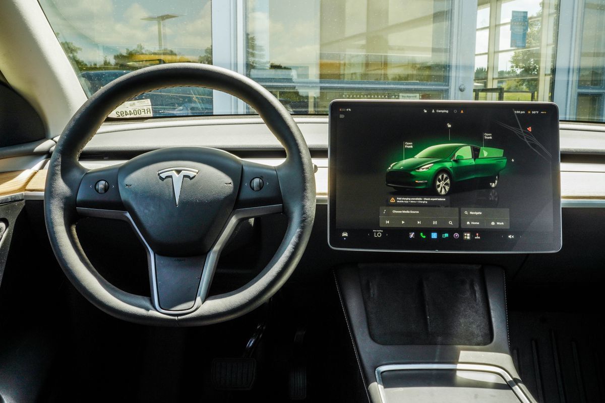 Used 2024 Tesla Model Y Long Range AWD/4WD image 17