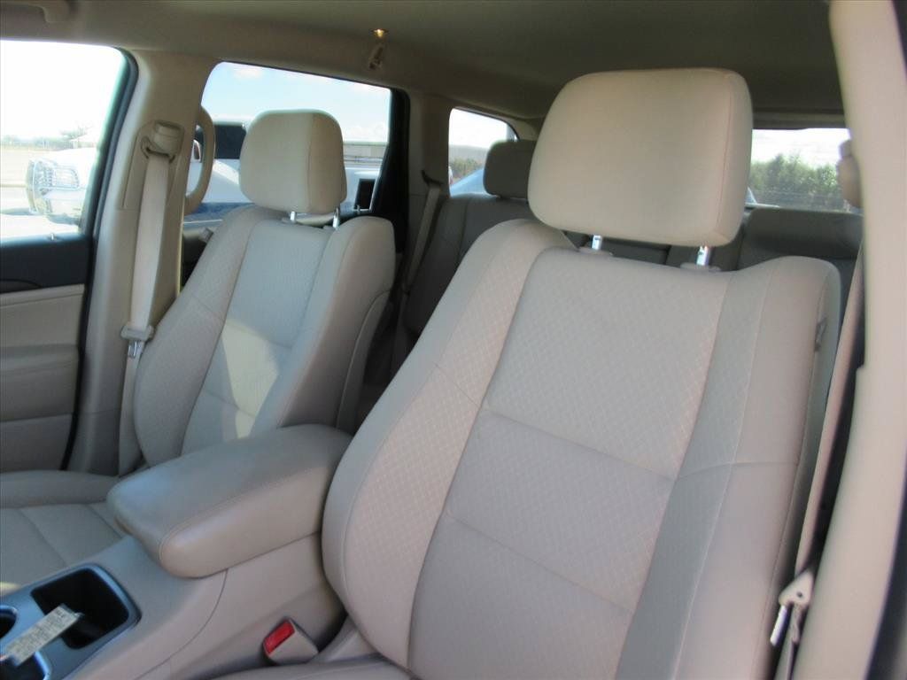 Used 2022 Jeep Grand Cherokee Laredo E AWD/4WD image 17