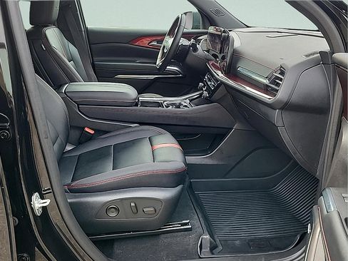 Used 2025 Chevrolet Traverse RS w/ LPO, Floor Liner Package AWD/4WD image 10