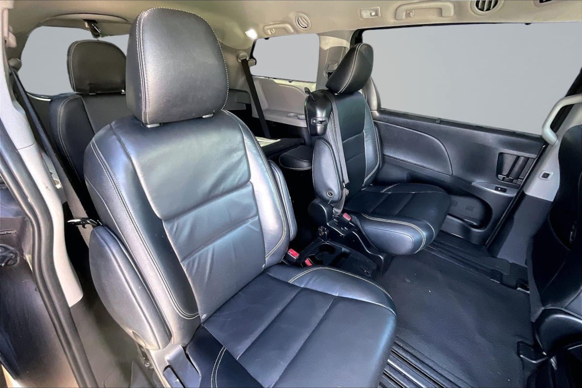 Used 2015 Toyota Sienna SE FWD image 27