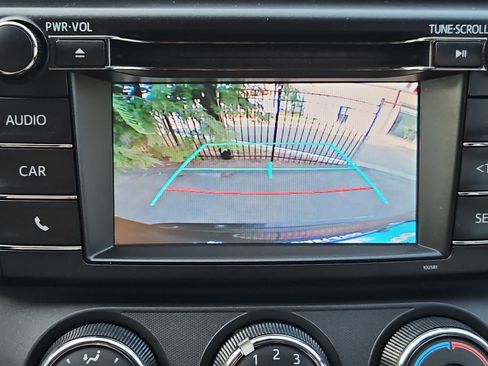 Used 2018 Toyota RAV4 LE FWD image 3