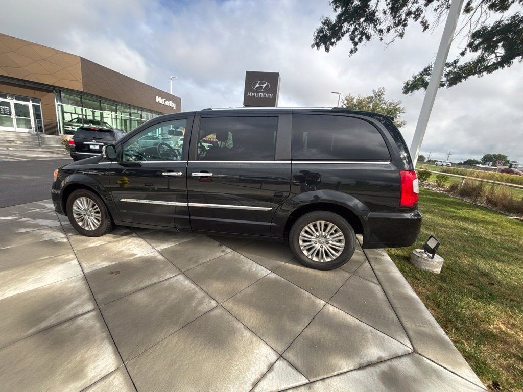 Used 2016 Chrysler Town & Country Limited FWD image 8