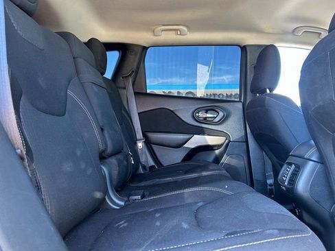 Used 2017 Jeep Cherokee Latitude FWD image 28