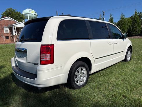 Used 2010 Chrysler Town & Country Touring Plus FWD image 4